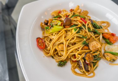 Baharatlı spagetti ve deniz ürünleri. .