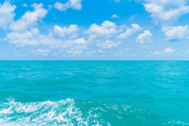 Deniz su yüzeyi tekne arkasında iz