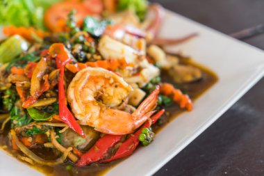 Biber ve sarımsak sosu kızarmış karides