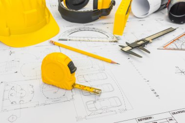 Bluep sarı kask ve çizim araçları ile inşaat planları