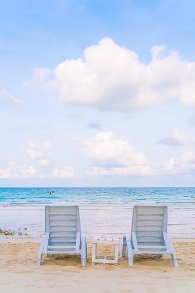 Beautiful beach chairs on tropical white sand beach — Stock Photo, Image