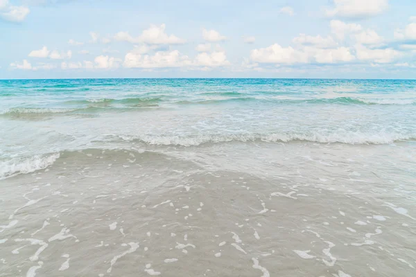 푸른 바다와 하늘 아름 다운 하얀 모래 해변 — 스톡 사진