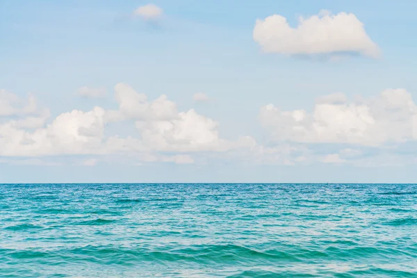 Hermoso mar azul y cielo —  Fotos de Stock