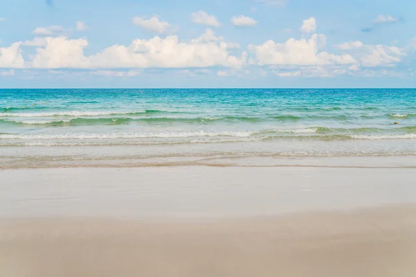 Hermosa playa de arena blanca con mar azul y cielo —  Fotos de Stock