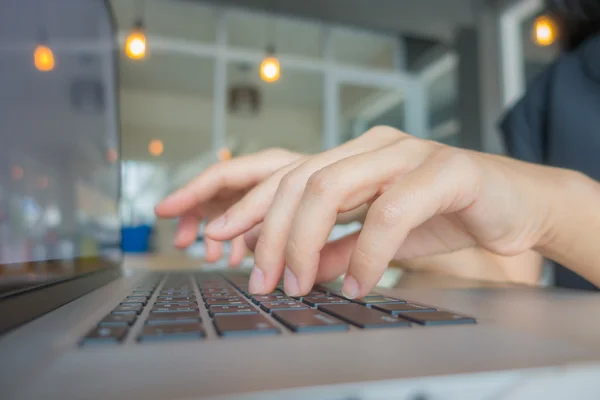 Primer plano de la mujer de negocios escribiendo a mano en el teclado del ordenador portátil . — Foto de Stock