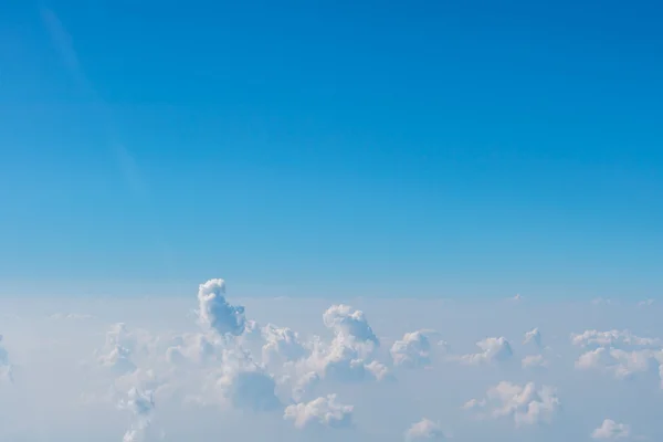 Moln i blå himmel . — Stockfoto