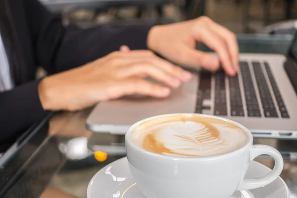 Close-up van zakelijke vrouw hand te typen op het toetsenbord van de laptop en cof — Stockfoto