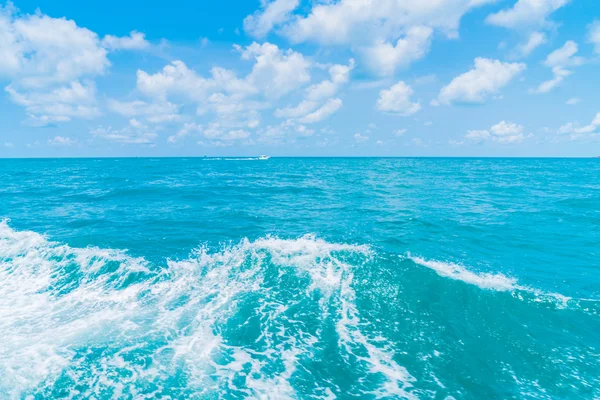 Spur auf der Wasseroberfläche hinter dem Boot — Stockfoto