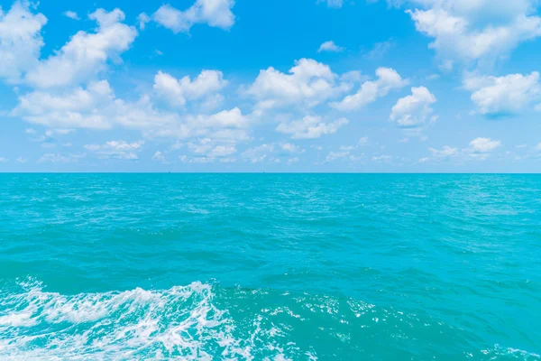 Sendero en la superficie del agua del mar detrás del barco —  Fotos de Stock