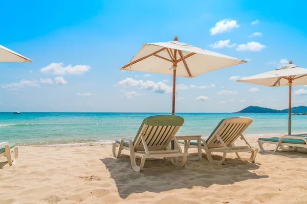 Solstolar på tropiska vit sandstrand — Stockfoto