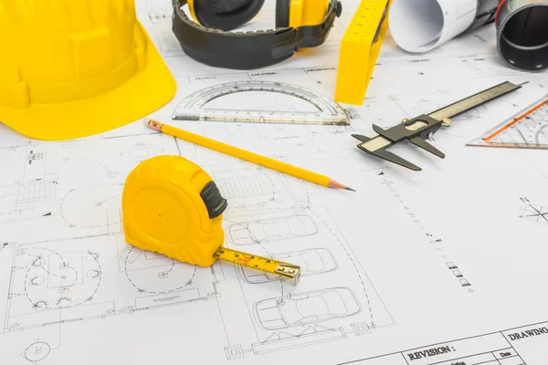 Plans de construction avec casque jaune et outils de dessin sur bluep — Photo