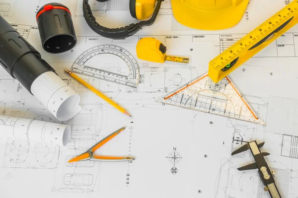 Planos de construção com capacete amarelo e ferramentas de desenho em bluep — Fotografia de Stock