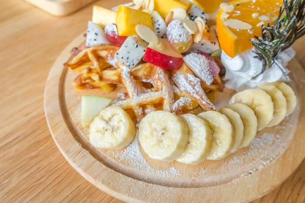Wafel en fruit met roomijs op tafel . — Stockfoto