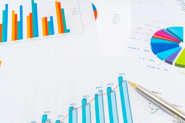 Pénzügyi diagramok együtt toll . — Stock Fotó