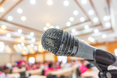 Konferans salonunda eski siyah mikrofon .