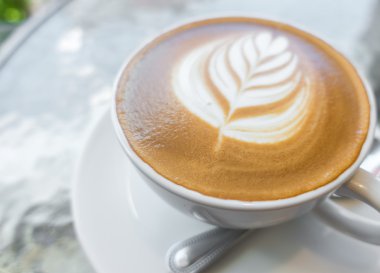 Ahşap masadaki Latte Kahve Sanatı .