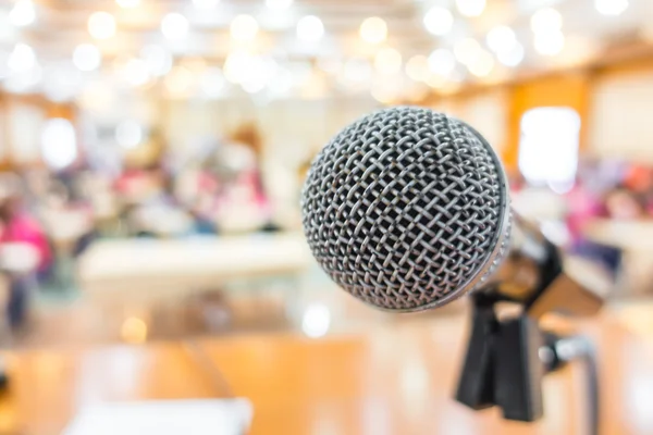 Microfono nero in sala conferenze  . — Foto Stock