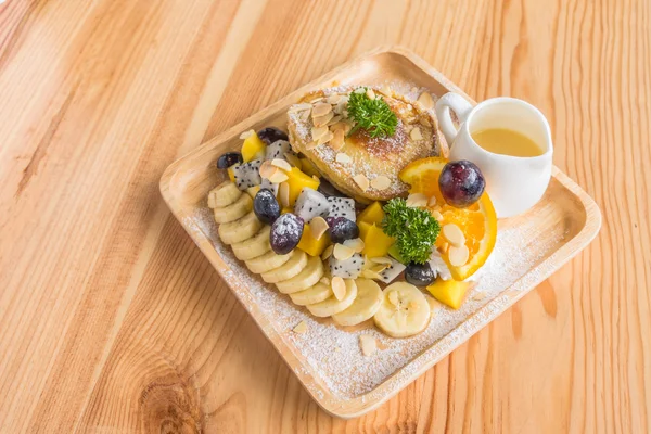 Pannenkoek en fruit met roomijs op tafel . — Stockfoto