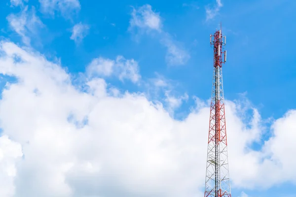 Telekommunikationsturm mit schönem Himmel . — Stockfoto