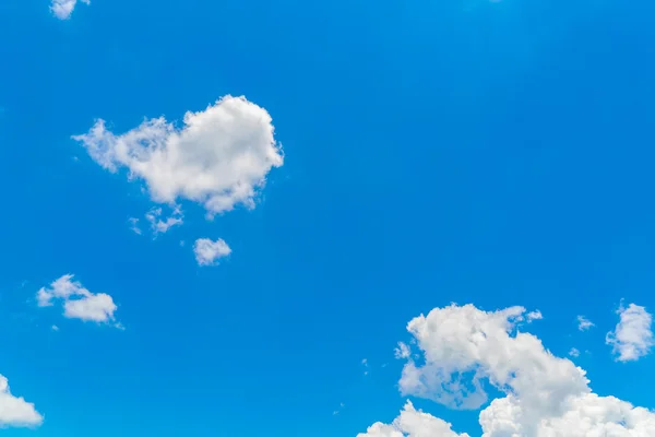 Nuage dans le ciel bleu  . — Photo