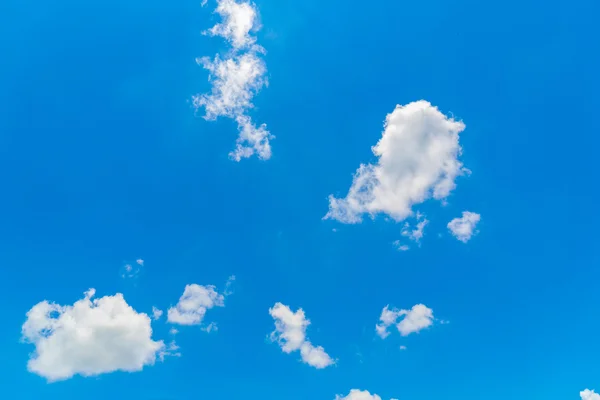 Mavi gökyüzünde bulut . — Stok fotoğraf