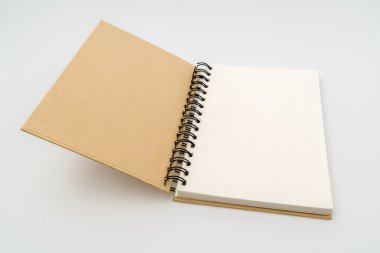 Not defteri sahte beyaz arka plan üzerinde boş .