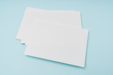 Mavi arka plan üzerinde boş kartvizit .