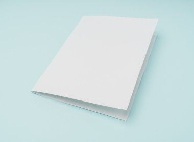 Bifold beyaz şablon kağıt üzerinde mavi arka plan .
