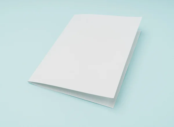 Bifold beyaz şablon kağıt üzerinde mavi arka plan . — Stok fotoğraf