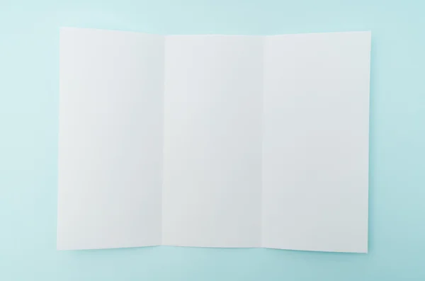 Tríptico papel de plantilla blanco sobre fondo azul  . — Foto de Stock