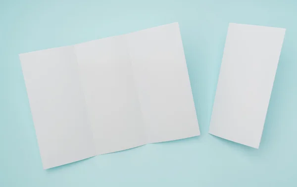 Tríptico papel de plantilla blanco sobre fondo azul  . —  Fotos de Stock