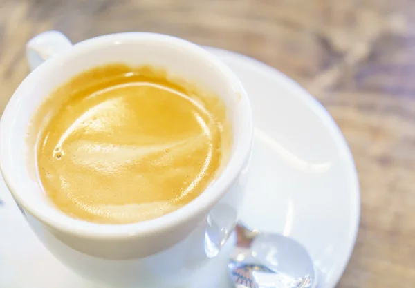 Vita kaffekoppen på bordet i café — Stockfoto