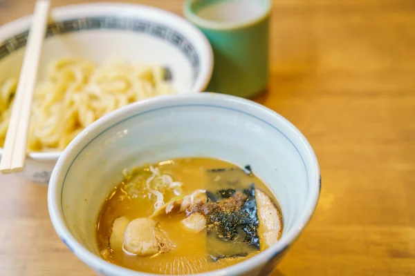 Γιαπωνέζικο ράμεν νουντλ στο τραπέζι — Φωτογραφία Αρχείου