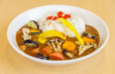 Japon yemekleri stil köri pirinç ile