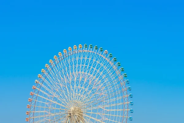 青い空の観覧車 — ストック写真