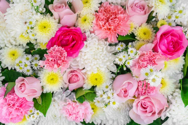 Lindas flores para os namorados e cena do casamento — Fotografia de Stock