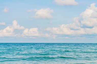 Güzel mavi deniz ve gökyüzü