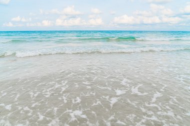 Mavi deniz ve gökyüzü ile güzel beyaz kum plaj