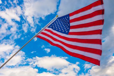 Mavi gökyüzünde Amerikan bayrağı .