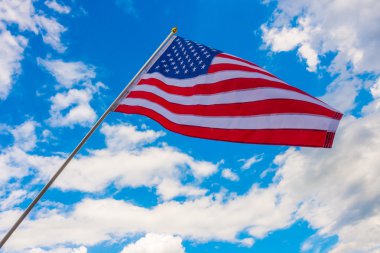 Mavi gökyüzünde Amerikan bayrağı .