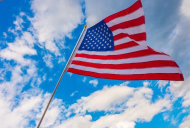 Mavi gökyüzünde Amerikan bayrağı .