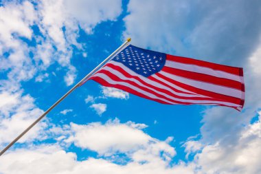 Mavi gökyüzünde Amerikan bayrağı .