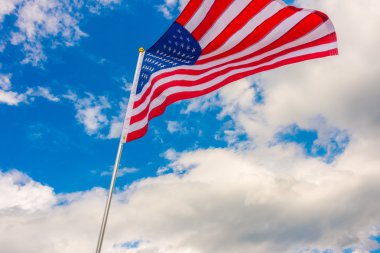 Mavi gökyüzünde Amerikan bayrağı .