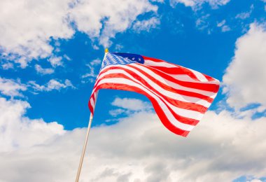 Mavi gökyüzünde Amerikan bayrağı .