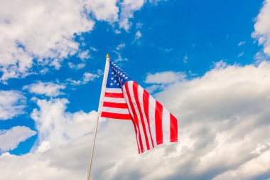 Mavi gökyüzünde Amerikan bayrağı .