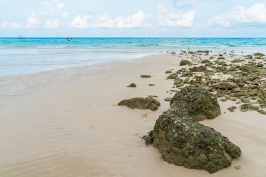 Mavi deniz ve gökyüzü ile güzel beyaz kum plaj