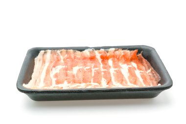 Beyaz arka planda çiğ domuz eti. .