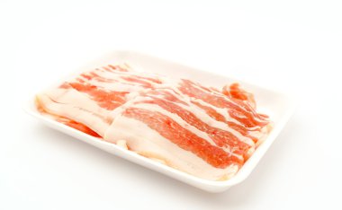 Beyaz arka planda çiğ domuz eti. .