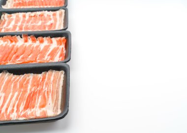 Beyaz arka planda çiğ domuz eti. .