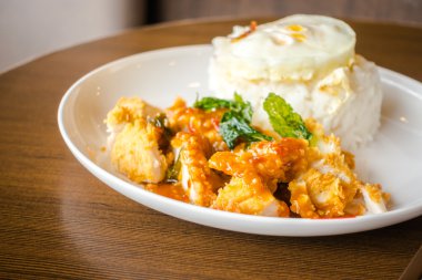 Çıtır tavuklu pilav ve kızarmış yumurta. .